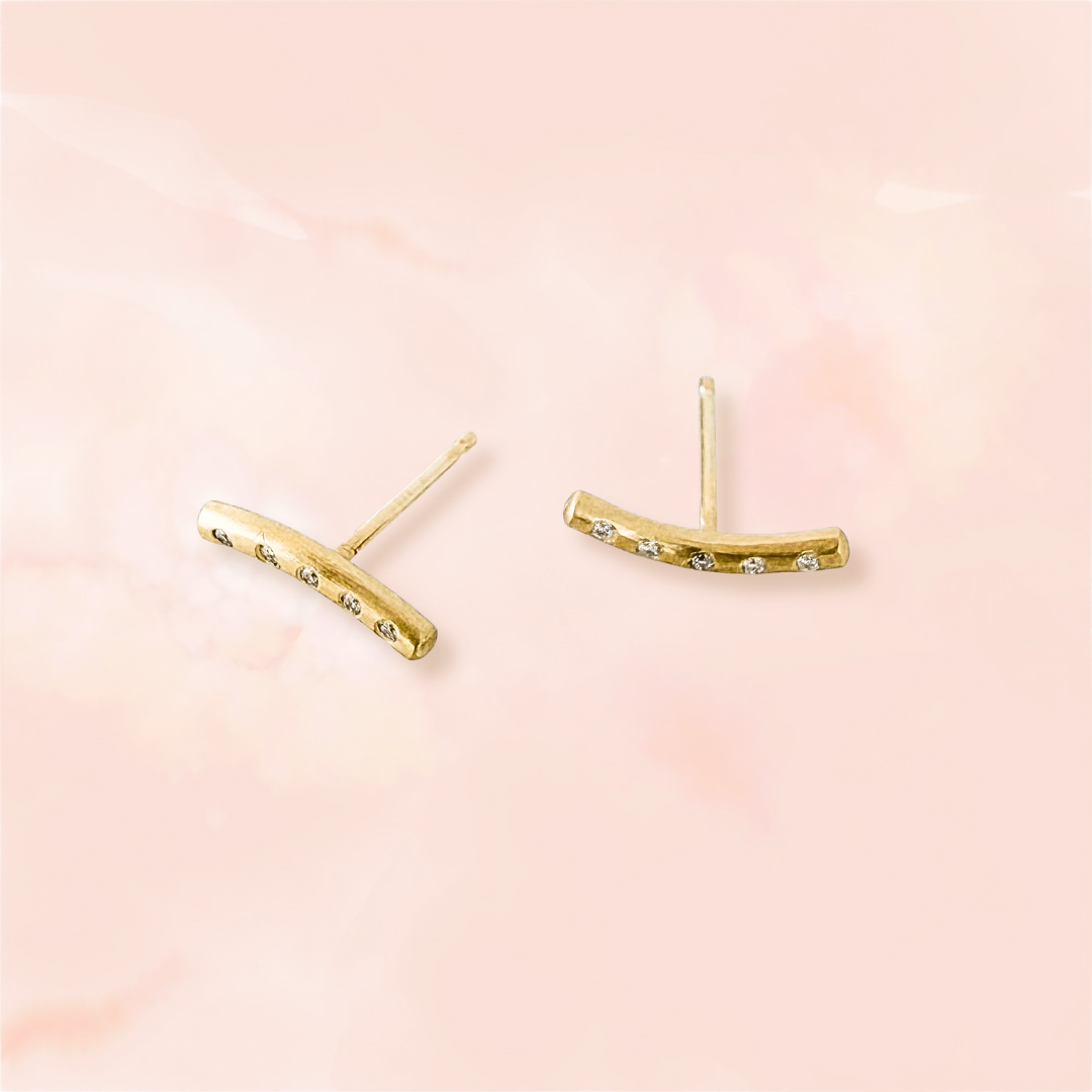 Mahina, 18k Vintage Curved Bar Stud