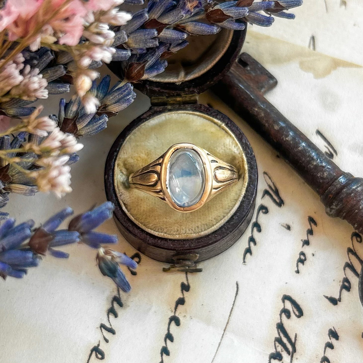 Focal Point, 9k Vintage Moonstone Ring