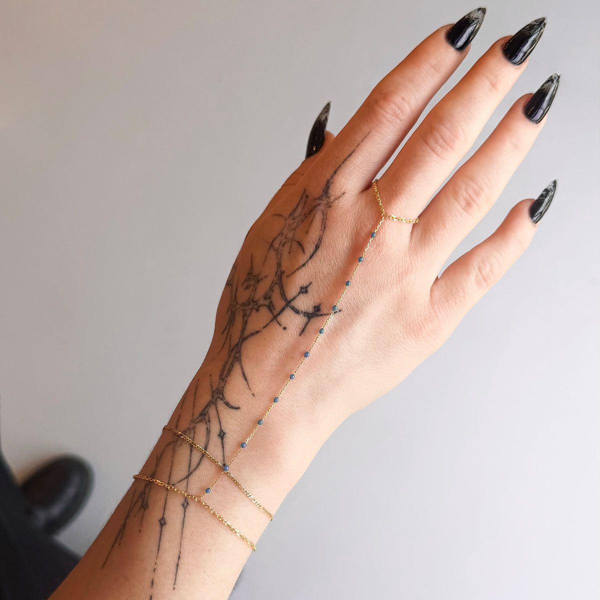 Arrival, Dual-Chain Hand Chain