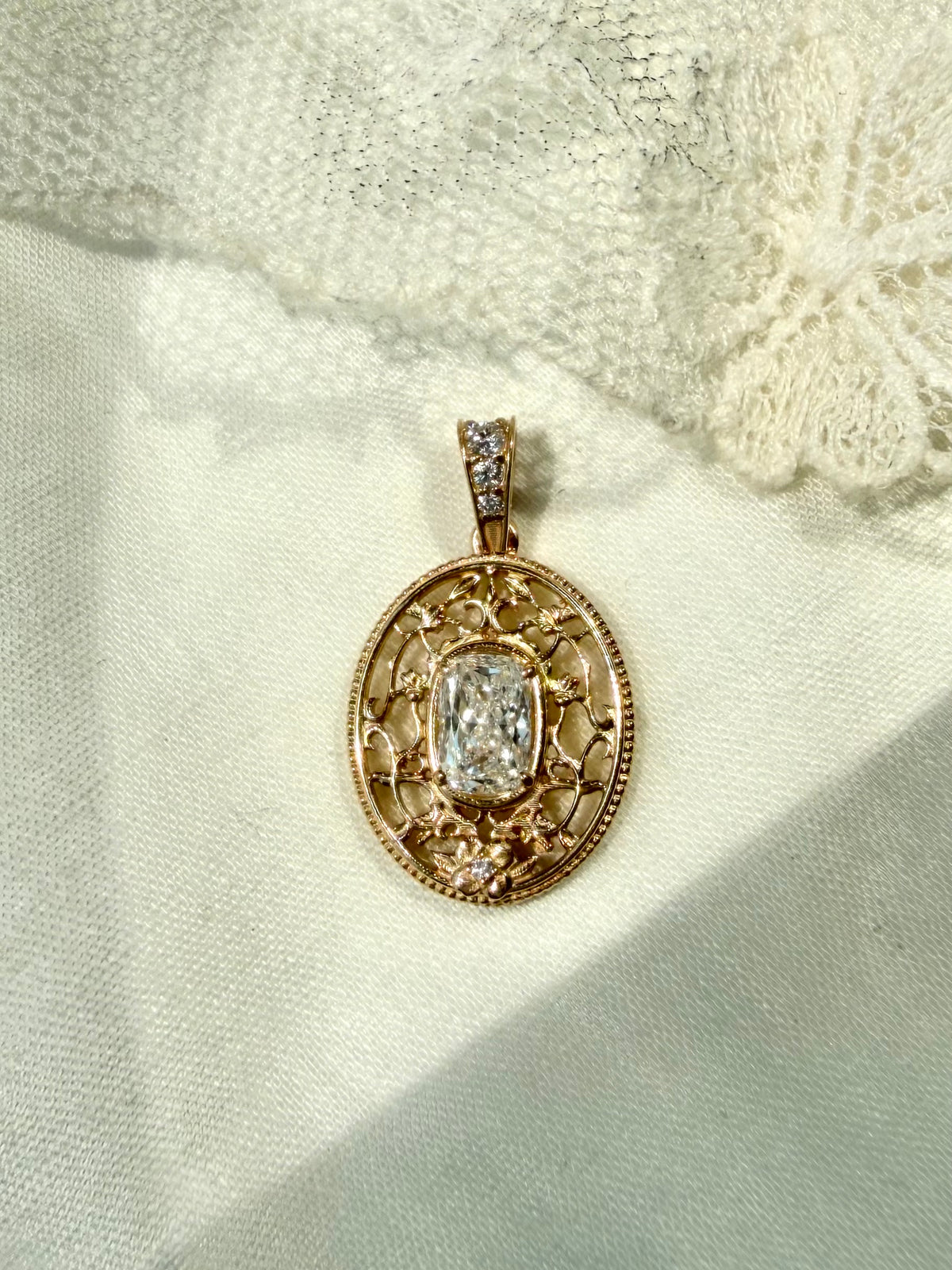 Imperatrix Florae, Lab Grown Diamond Medallion