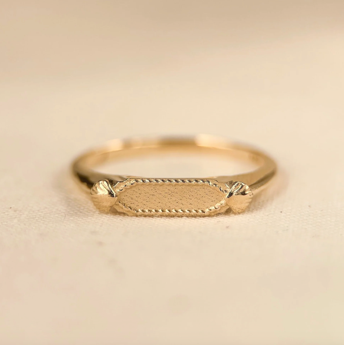 Artist&#39;s Signature Plate, Tiny Accent Seashells Ring