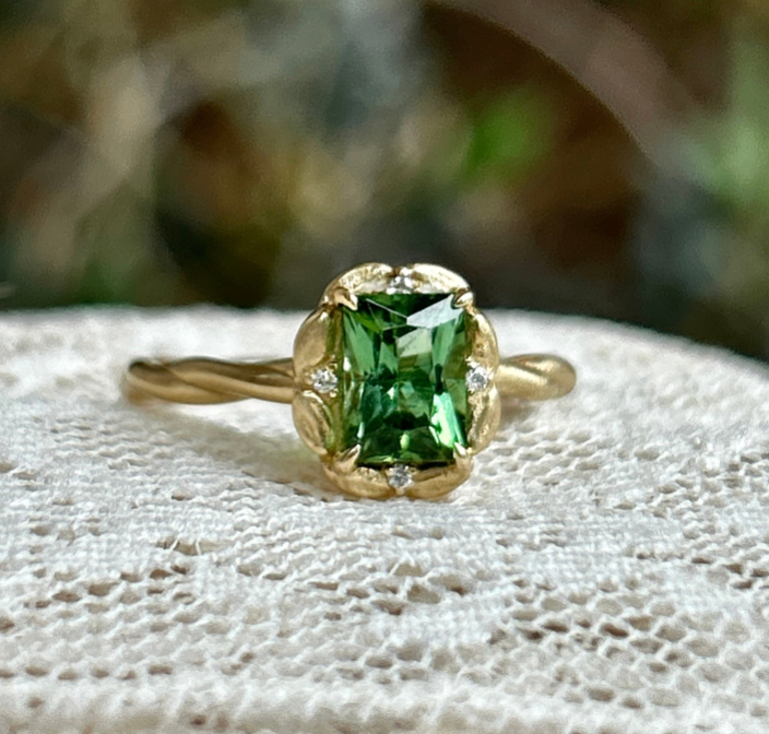 Verdure Poem, Green Sapphire Twist Ring