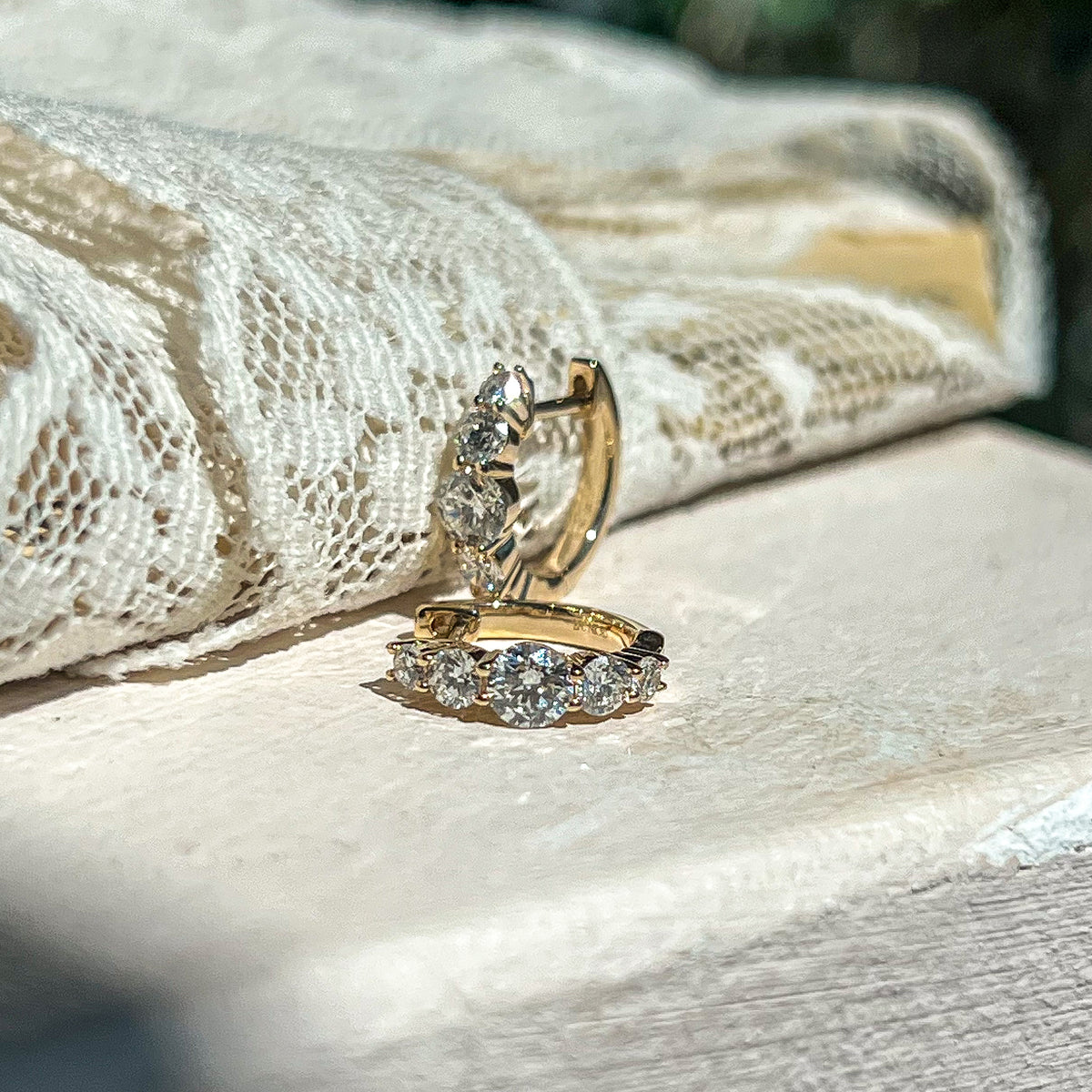 Lady Di, Diamond Huggie