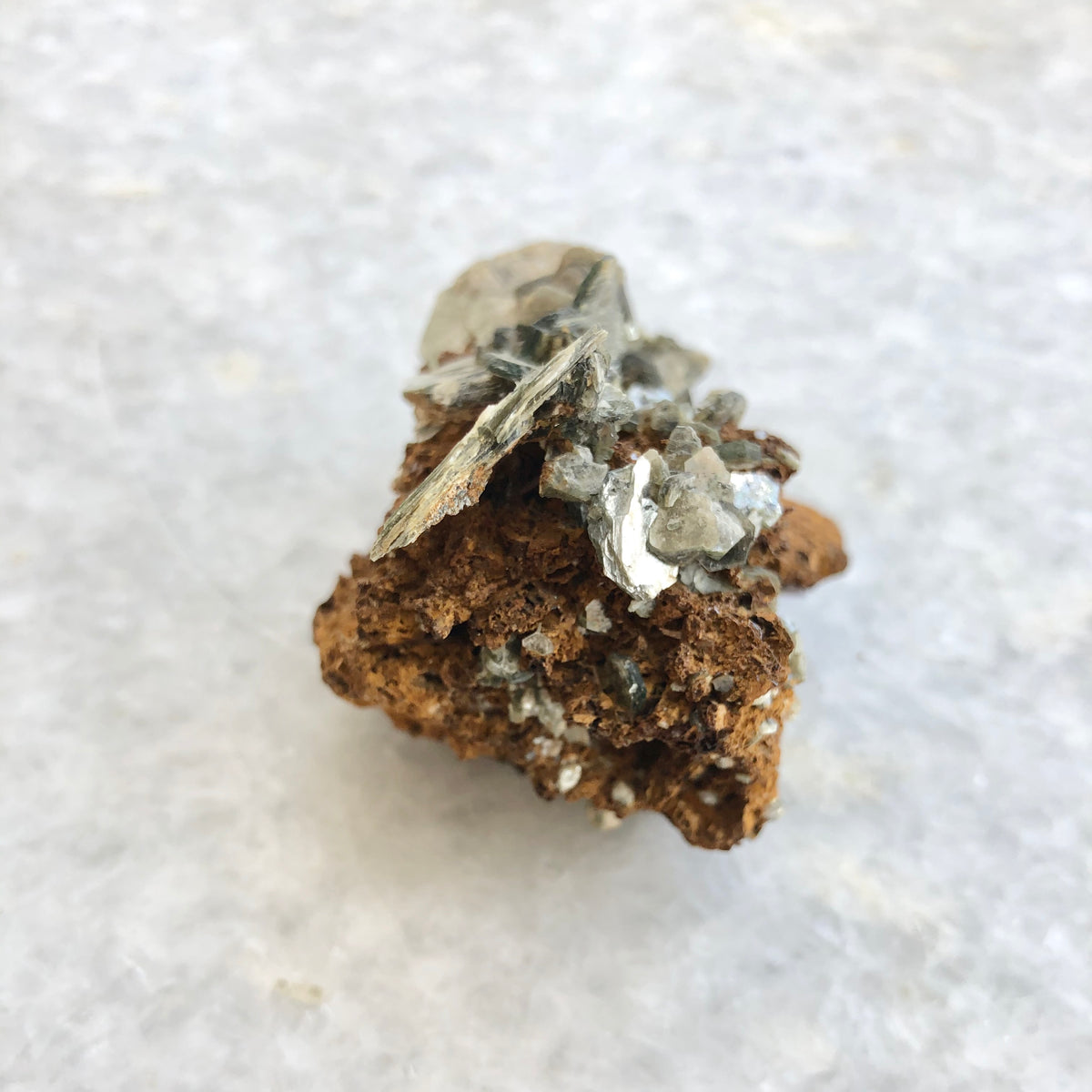 Rutile and Mica on Siderite